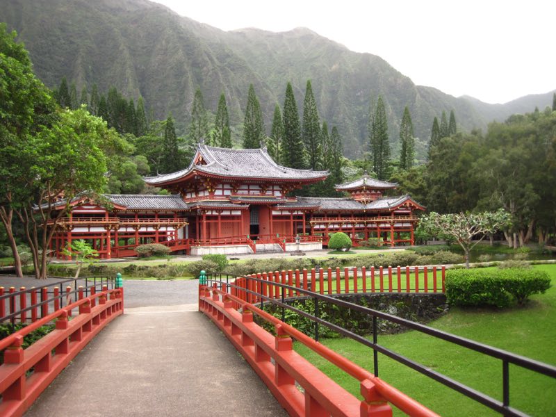 Byodo-In Temple with the Koolau mountains